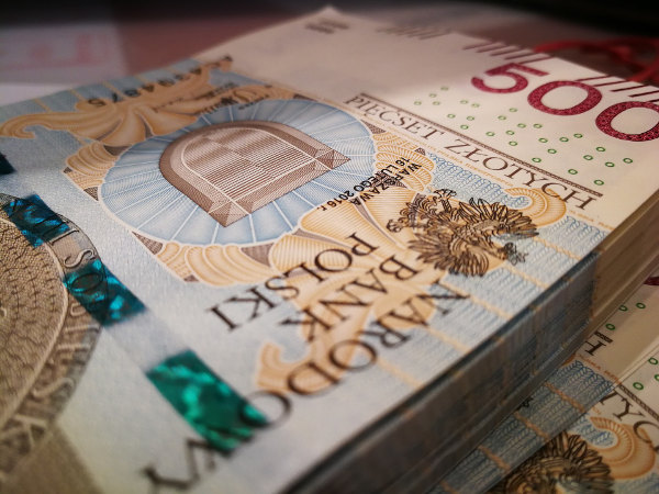 Kredyt gotówkowy - plik banknotów o nominalne 500 zł