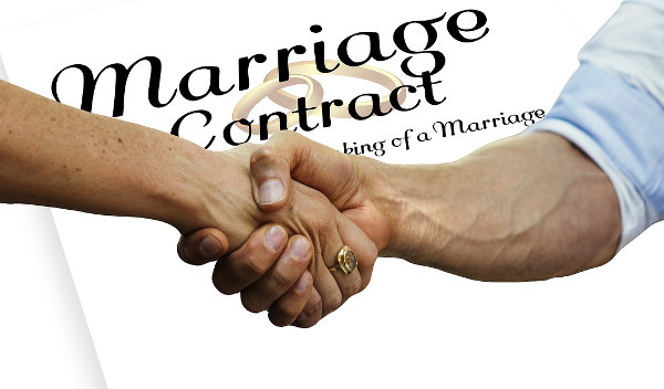 Intercyza - uściśnięte dłonie małżonków - dokument spisany po angielsku