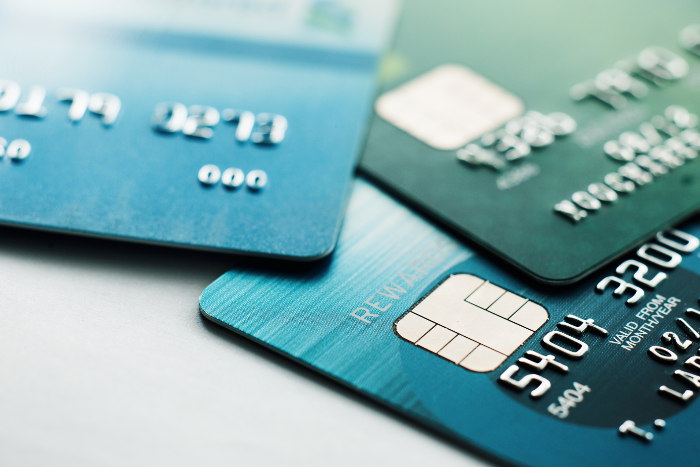 Karty kredytowe - 3 zielone - wypukły numer na pierwszej stronie