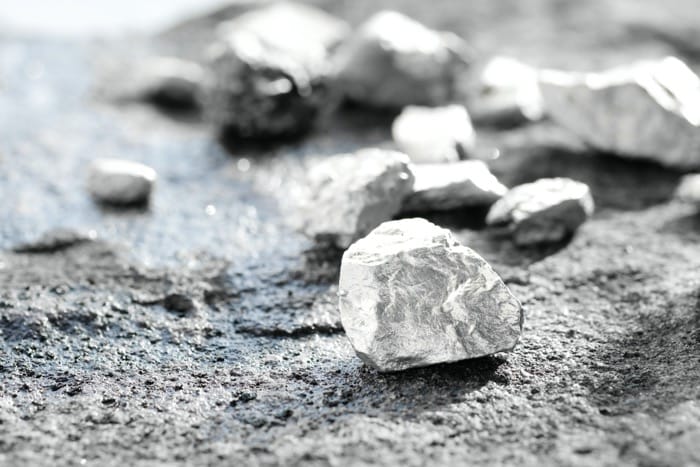 kryształki srebra z kopalni na ziemi