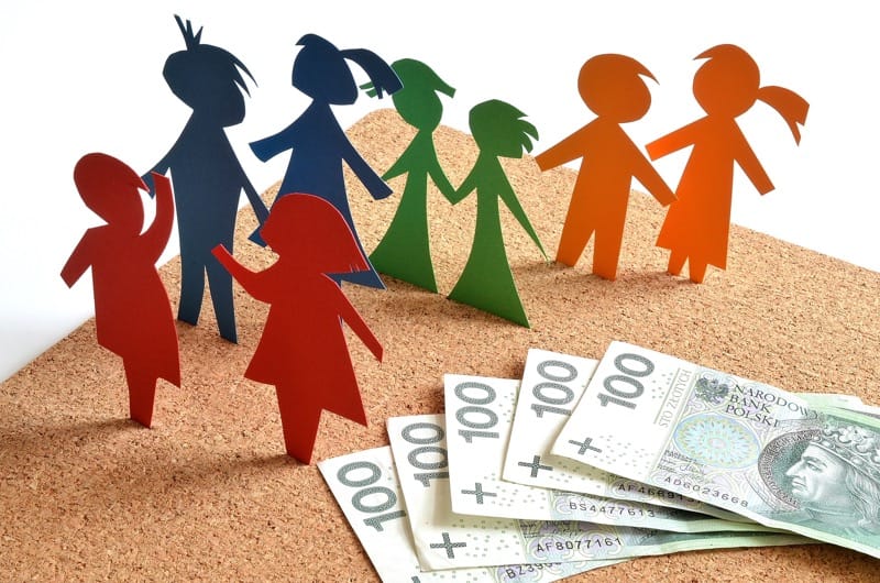 rodzina pożyczająca sobie pieniądze Figurki żeńskie męskie Banknoty 100-złotowe